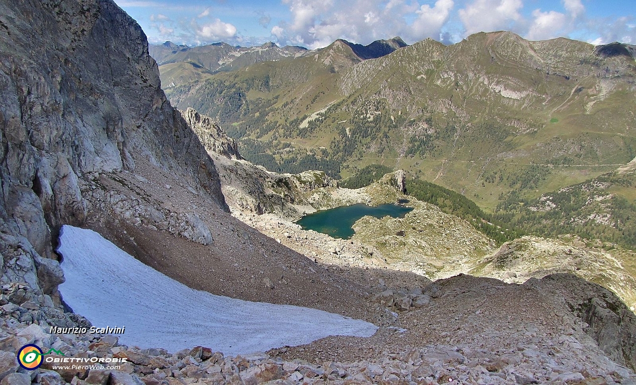 29 Ancora uno  sguardo al lago prima di scollinare in cima allo spallone....JPG